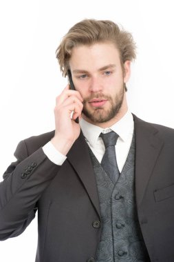 Ciddi sakallı bir menajer..