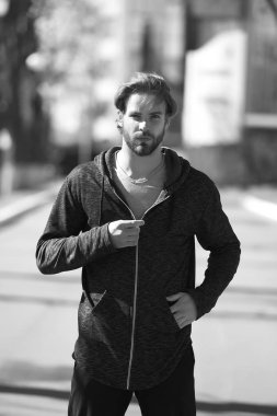 Spor giyim tarzında sakallı atletik bir adam.