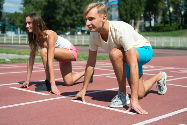 Entrenamiento y salud, pareja de deportes comienzan la competencia corriendo — Foto de Stock