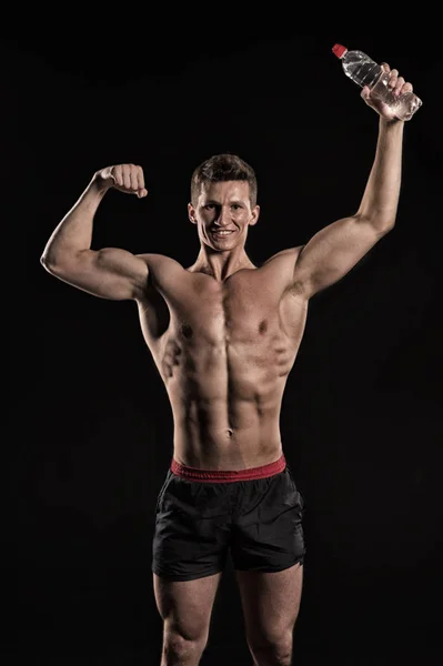 Bodybuilder athlétique pose en pantalon . — Photo