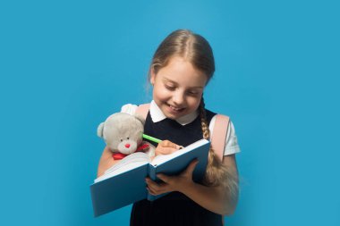 Okul üniformalı çocuk. Okul konseptine geri dönelim.