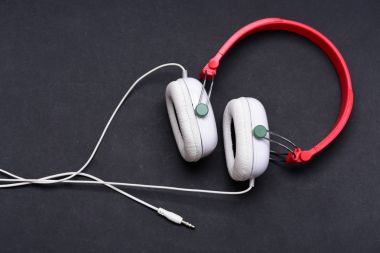 Plastikten yapılmış müzik kulaklığı. Modern ve şık kulaklıklar.