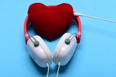 Eğlence, müzik ve Sevgililer günü kavramı. Modern ve şık kulaklıklar