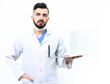 Cerrahi maskeli adam beyaz arka planda izole edilmiş.