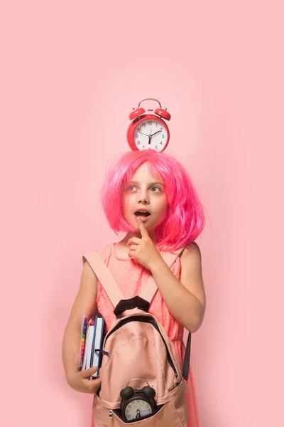 Meisje in roze jurk. Leerling met doordachte gezichtsuitdrukking — Stockfoto