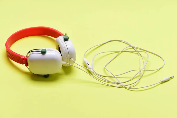 Accesorios musicales y concepto tecnológico. Auriculares para música — Foto de Stock