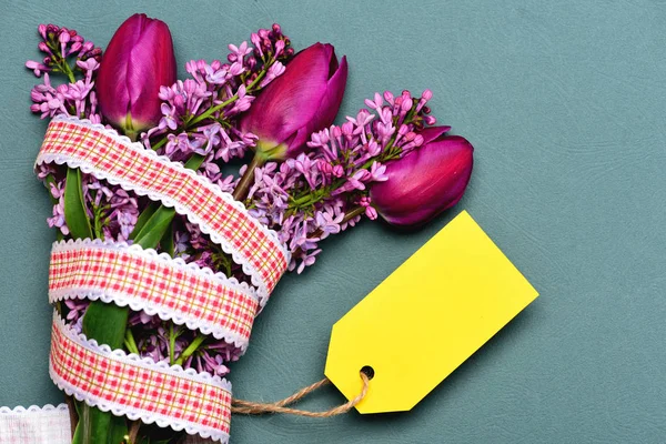 Tulipanes y flores lila en ramo con etiqueta de precio amarillo — Foto de Stock