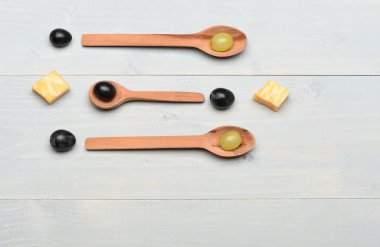 Tahta kaşıklar antika arka plan üzerinde gurme gıda