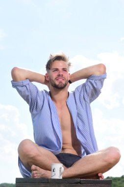 Sakallı çekici adam keyfini sağlıklı sabah.