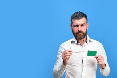 İşadamı ve boş kart, kopyalama alanı. İş, iş yerindeki insanlar.