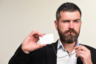 Adam düşünceli yüz ve açık gri izole gözlük ile