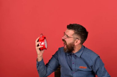 Adam kızgın yüz ifadesi oturur ve saat