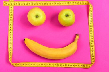 Elma ve muz sarı bant ölçme ile mutlu yüz yapmak