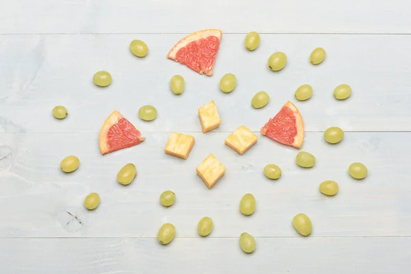 Lahodný snack se sýrem a letní ovoce, pohled shora — Stock fotografie