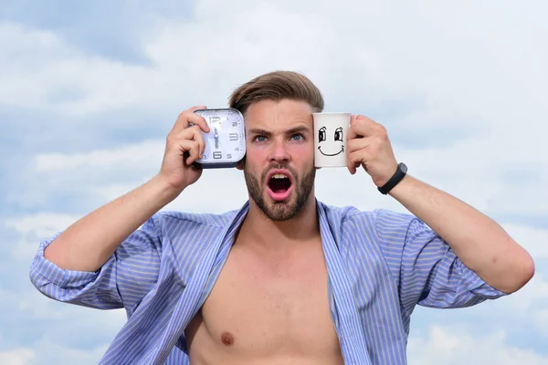 Modelo masculino posando contra el cielo . — Foto de Stock