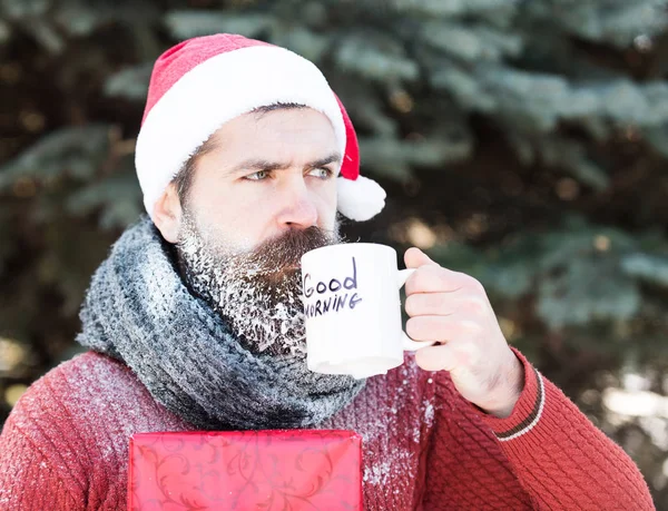 Knappe santa dranken vanaf cup — Stockfoto