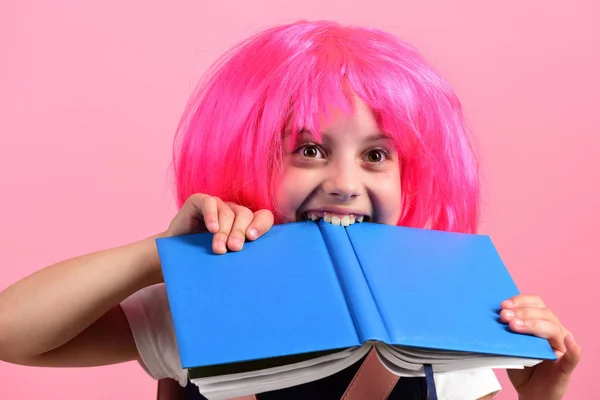Chica muerde gran libro azul: concepto de educación —  Fotos de Stock