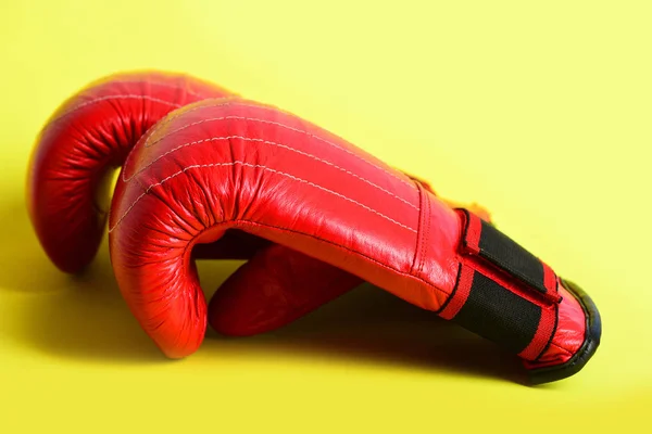 Guantes de boxeo rojos aislados sobre fondo amarillo —  Fotos de Stock