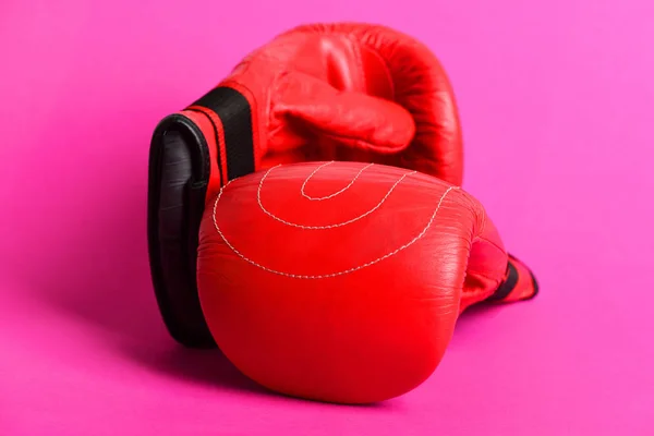 Dos guantes deportivos para boxeo y artes marciales —  Fotos de Stock