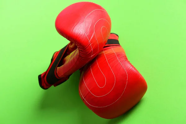 Knallrote Sporthandschuhe zum Boxen mit Streifen — Stockfoto