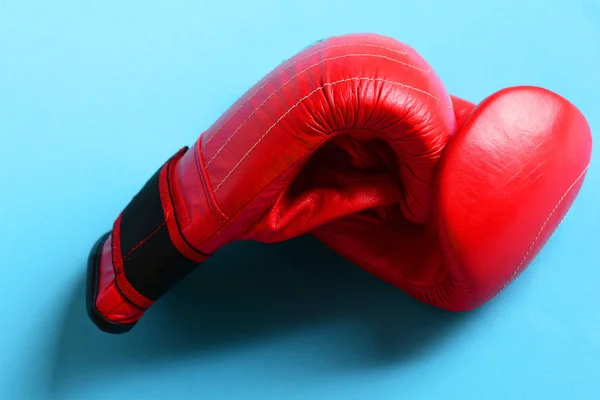 Guantes de boxeo en color rojo. Equipamiento deportivo en azul —  Fotos de Stock