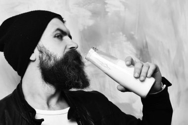 Sakallı, beyaz tenli hippi elinde cam süt kavanozu tutuyordu.