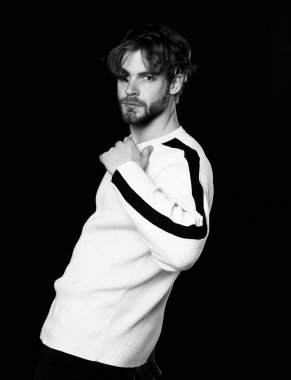 Kazaklı yakışıklı sakallı adam.