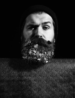 Sakallı yakışıklı adam.