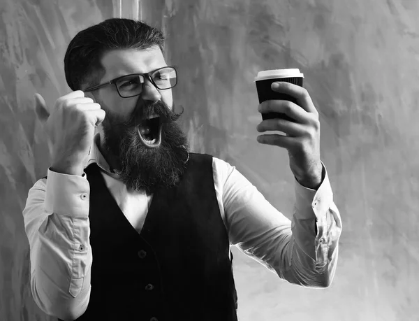 Homem barbudo, brutal hipster caucasiano com bigode segurando xícara de café — Fotografia de Stock