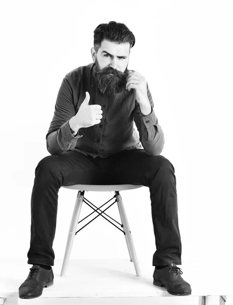 Skäggig man, brutal kaukasisk allvarlig hipster med mustasch — Stockfoto