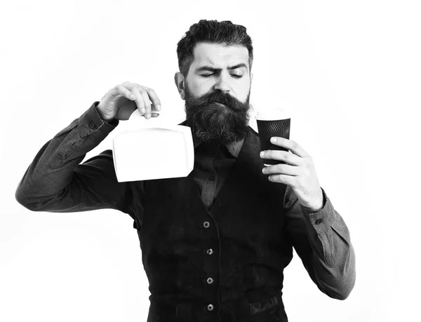 Bärtiger brutaler kaukasischer Hipster mit Kaffeetasse und Essensdose — Stockfoto