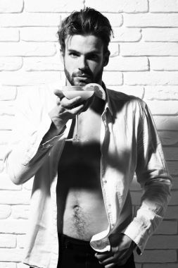 Yakışıklı, sakallı, maço, seksi adam.