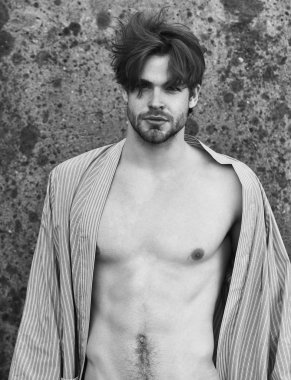 Mavi çizgili pijamalı beyaz maço.