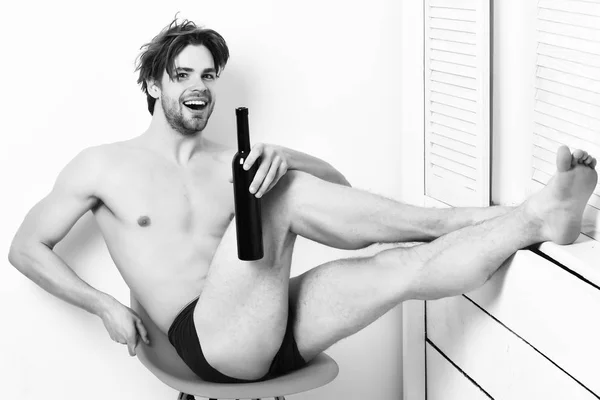 Καυκάσιος γενειοφόρος σέξι macho κρατώντας μπουκάλι — Φωτογραφία Αρχείου