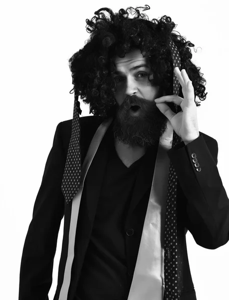 Hipster caucasien en costume et perruque bouclée noire — Photo
