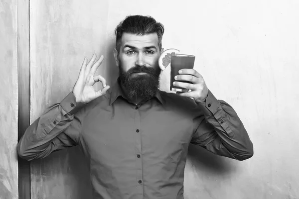 Brutal caucásico hipster holding tropical alcoholico fresco cockta — Foto de Stock