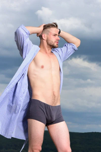 Concepto de mañana. Hombre guapo adulto en camisa azul de moda . — Foto de Stock