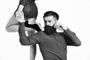 Seksi kadın bacaklı sakallı adam ciddi bir yüze sahip.