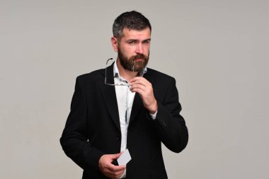 Boş oyun kağıdı ile iş adamı. Sakallı takım elbiseli adam