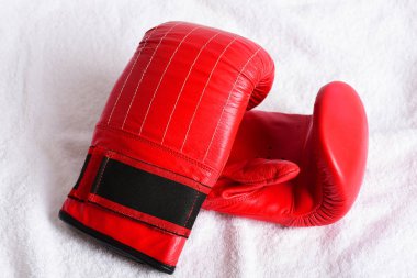 Parlak kırmızı boks eldivenleri beyaz havlu arka plan üzerinde kapat