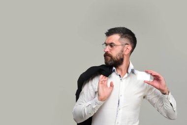 Adam boş kartvizit, kopya alanı ile. Başarı ve iş