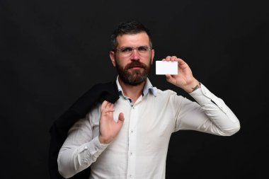 Erkek ceket ve sakal tutar beyaz kartı ile