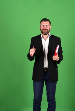 Profesör mutlu güler yüz ile. Adam sakal ve kitap