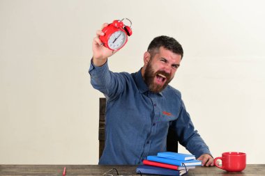 Sakallı adam beyaz izole kırmızı çalar saat tutar