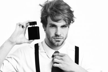 Beyaz adam parfümle poz veriyor.