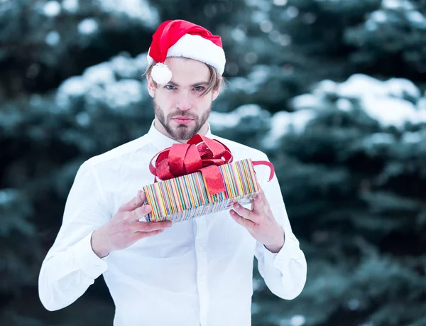 Όμορφος santa άνθρωπος με το παρόν κουτί στο χειμώνα εξωτερική — Φωτογραφία Αρχείου