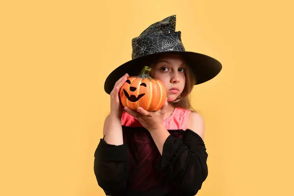 Concept voor Halloween en herfst vakantie. Kid in zwarte heks hoed — Stockfoto