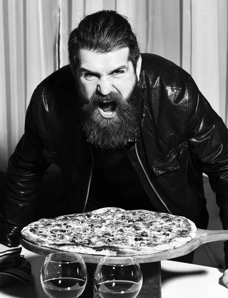 Wściekły brodaty mężczyzna krzyczący nad smaczną pizzą — Zdjęcie stockowe
