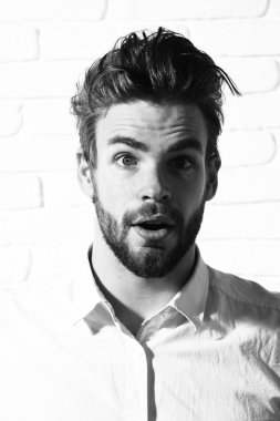 Şaşırmış sakallı, maço seksi adam.