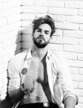 Yakışıklı, sakallı, maço, seksi adam.